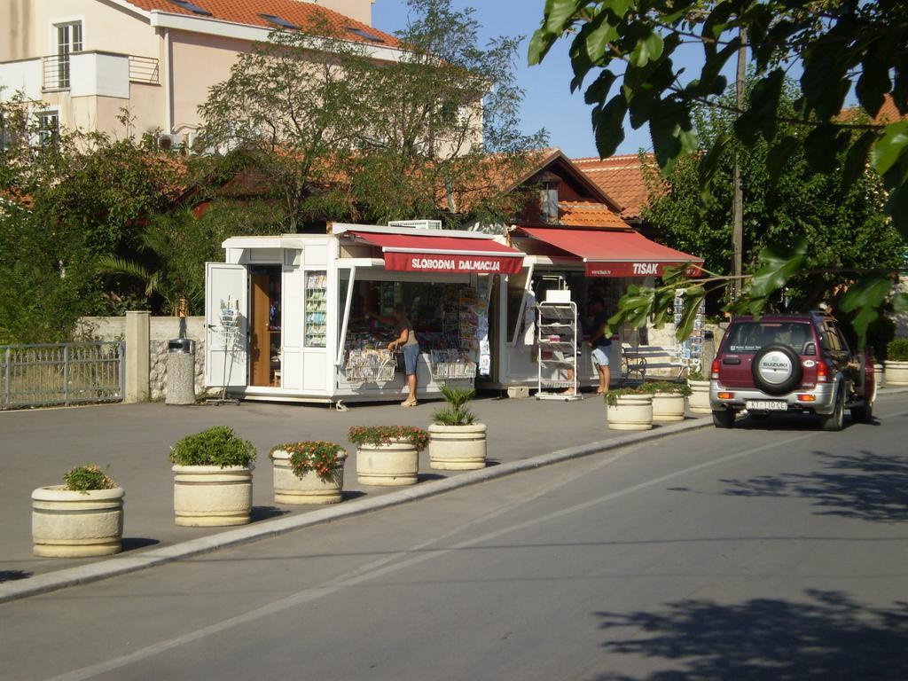Apartments Villa Engeli Vir Kültér fotó
