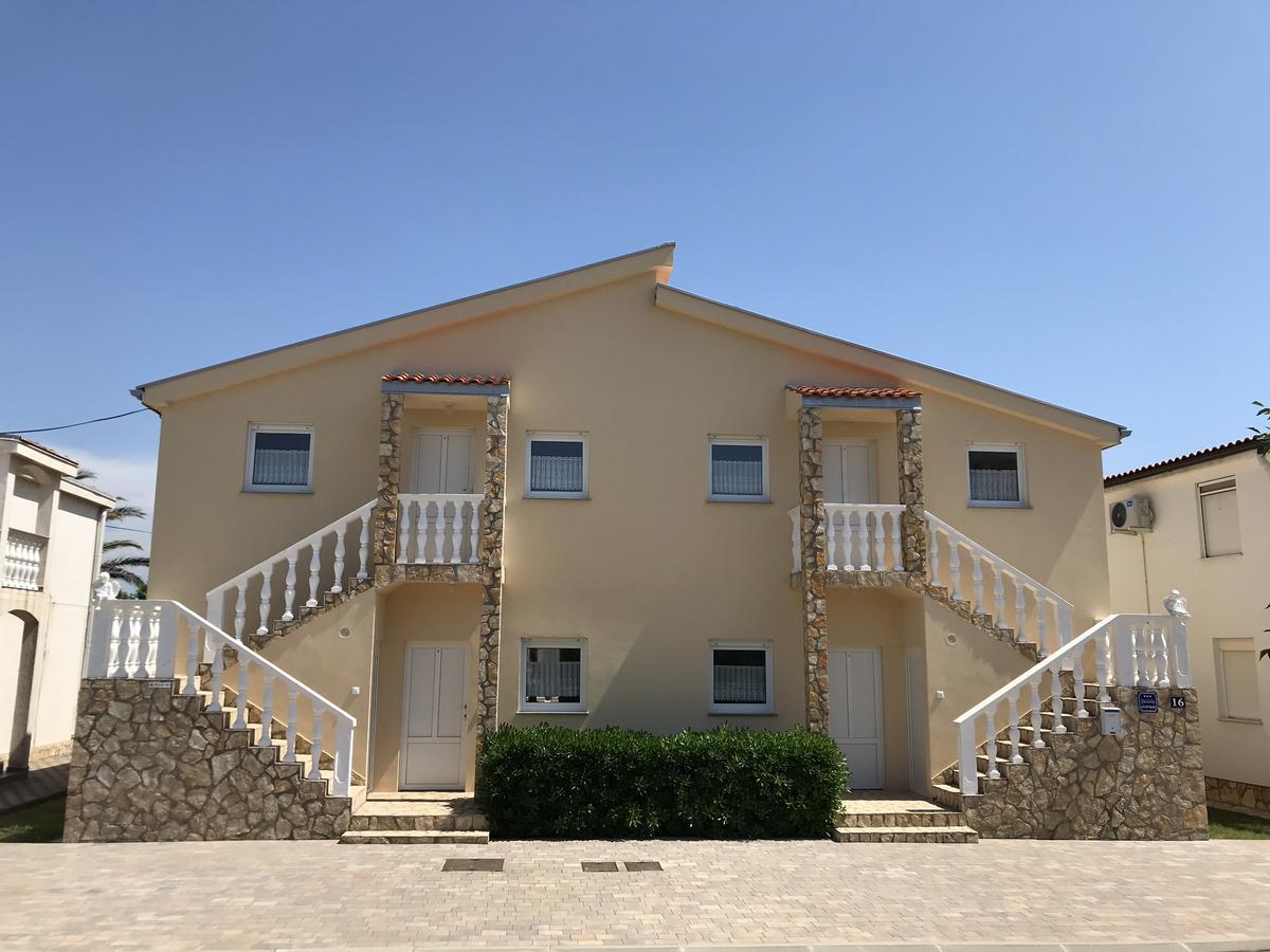 Apartments Villa Engeli Vir Kültér fotó